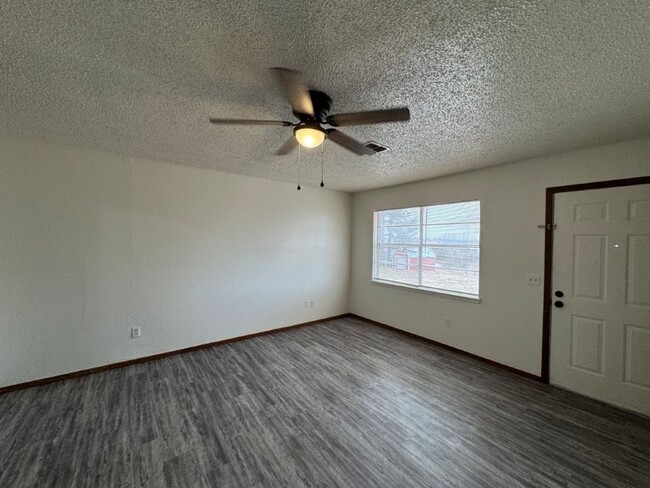 Foto del edificio - All new, 2 bed one bath duplex in Blanchard!