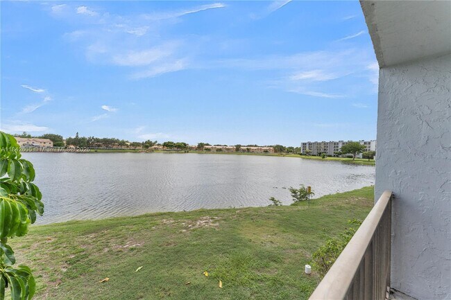 Foto del edificio - 8560 N Sherman Cir