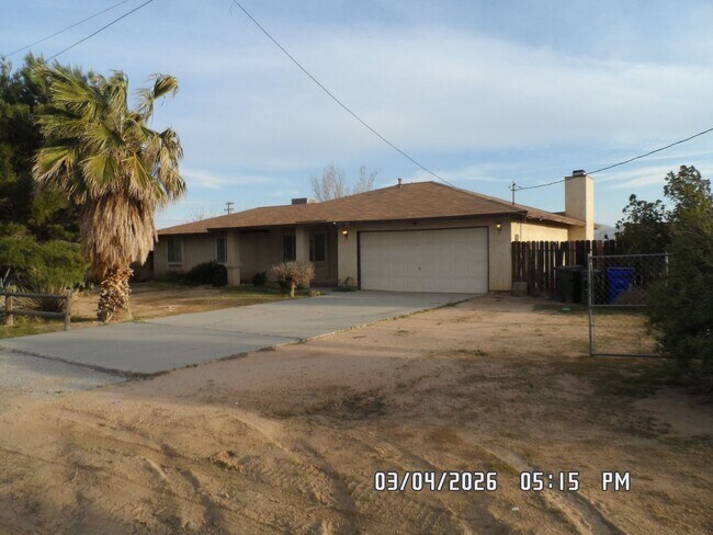 Building Photo - 3 Bedrooms, 1.75 Bathrooms, Approx. 1542 sq. ft., 2 Car Garage, Covered Patio, Large Fenced Corne...