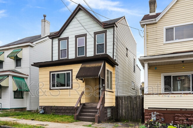Building Photo - 915 2nd Street