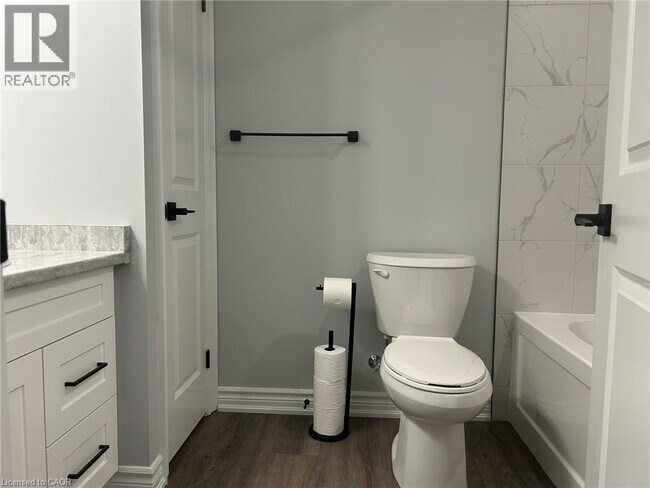 Photo du bâtiment - 122 Clare Ave