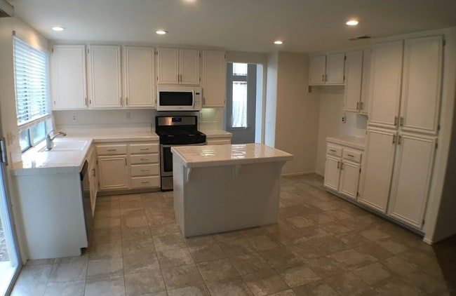 Building Photo - 4BR/3BA in Desirable Vail Ranch – Fireplace, Lofty Primary Suite & 3-Car Garage