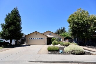 Building Photo - 1102 Valley Oak Dr