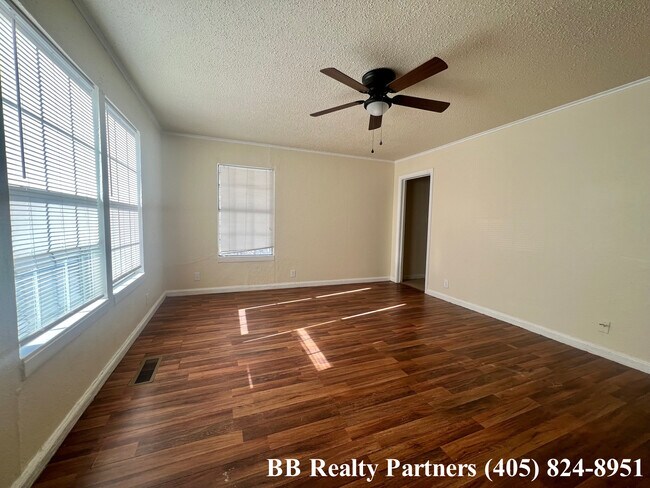 Foto del edificio - 6721 E 5th St