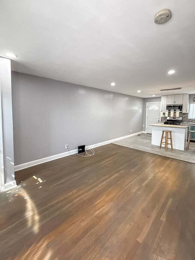 Foto del edificio - Beautifully Updated 3 Bedroom Home with Finished Basement