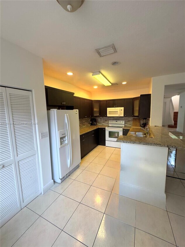 Foto del edificio - 10819 NW 51st Ln