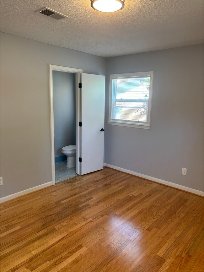 Foto del edificio - 317 Charwood Dr