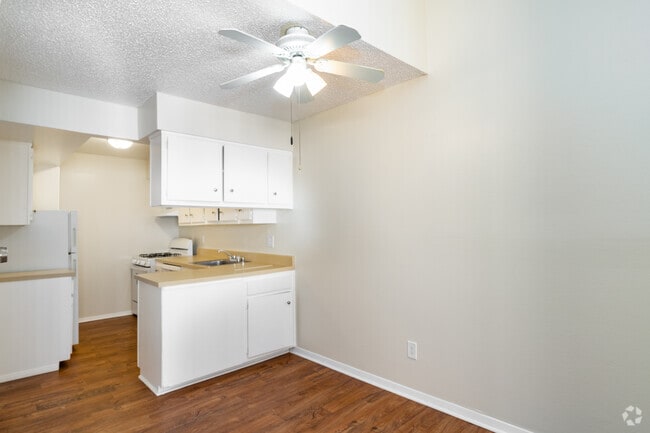 1BR, 1BA - 750SF - Dining Room - Cliff Dwellers