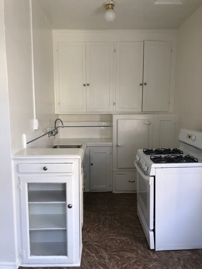 Building Photo - 545 S Hobart Blvd