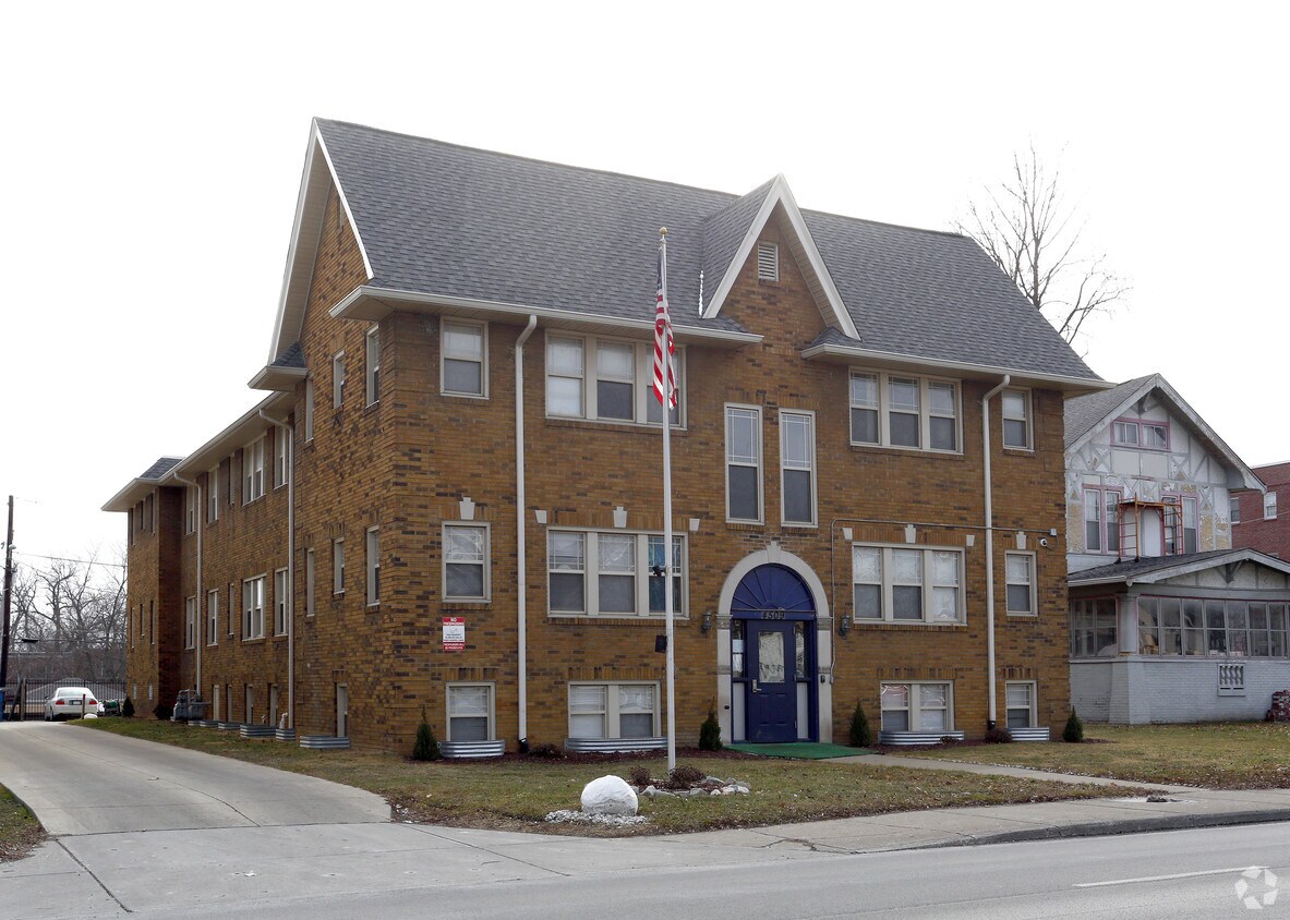 Linwood Manor Apartments in Indianapolis, IN