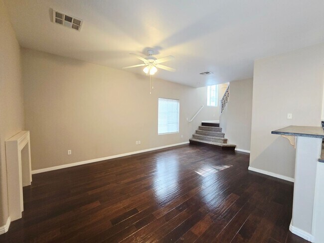 Foto del edificio - 3 BEDROOM & 2.5 BATH TOWNHOME LOCATED IN GREEN VALLEY  HENDERSON