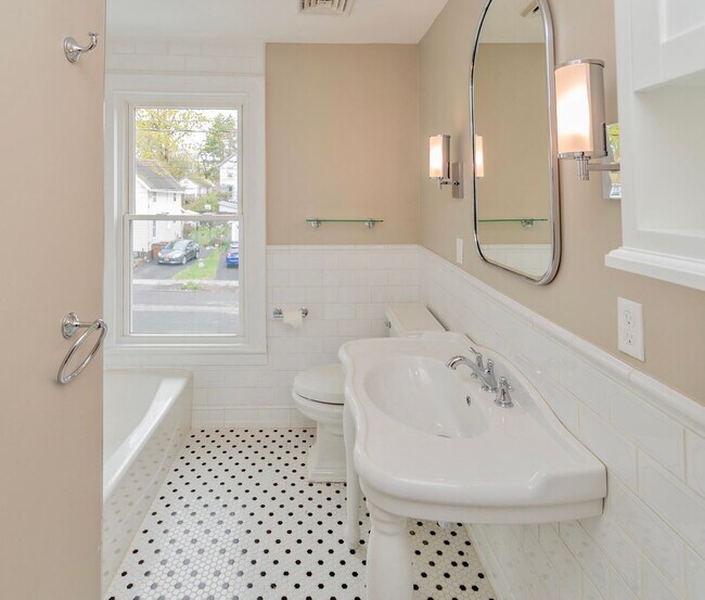 Foto del edificio - 250 W Chestnut St