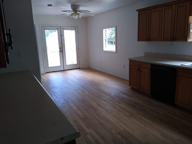 Building Photo - 113 Maple St