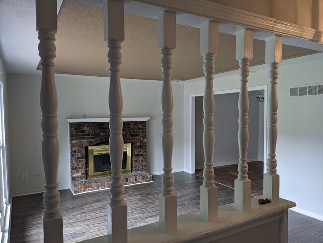 Building Photo - Recently updated Raytown single family home