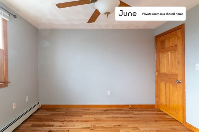 Building Photo - Private bedroom in 5 bed/2 bath Home