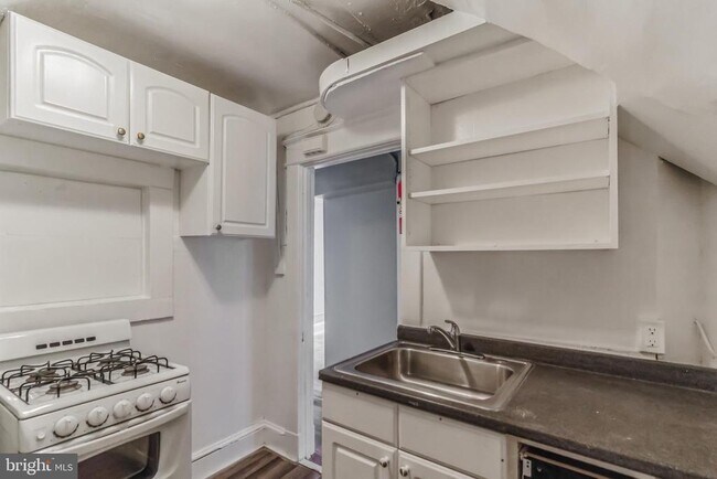 Building Photo - 2218 Roslyn Ave