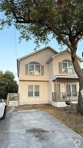 Building Photo - 1600 SW 44th Ave