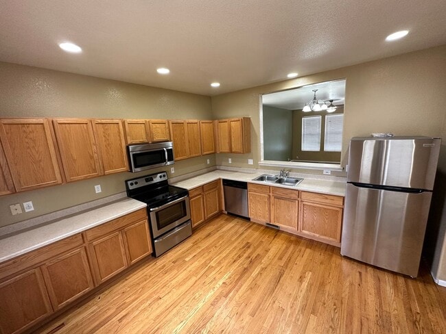Building Photo - Beautiful 3 Bed/2.5 Bath Townhome at Bluff...