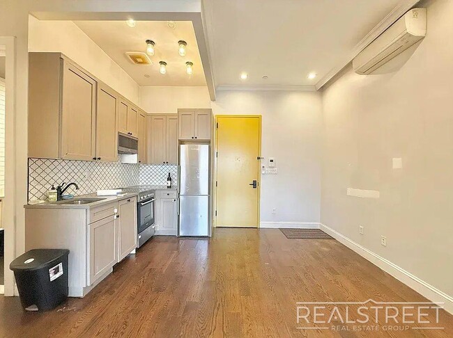 Building Photo - Myrtle Avenue