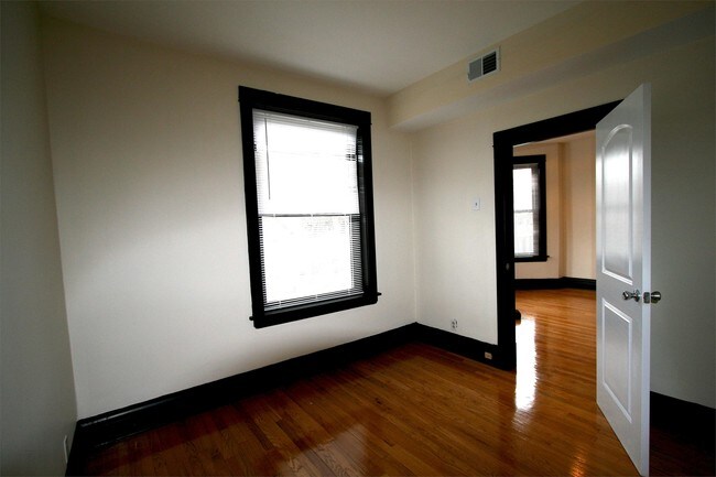 Foto del edificio - 3318-20 N. Albany Ave. - 1 South