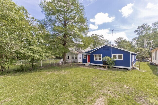 Building Photo - Downtown Home- Available Now