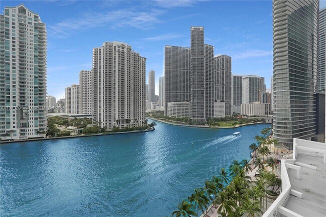 Foto del edificio - 325 S Biscayne Blvd