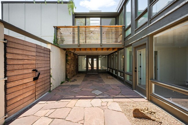Building Photo - LUX 3BD, 3BA Foothills Home Only 5 Minutes...
