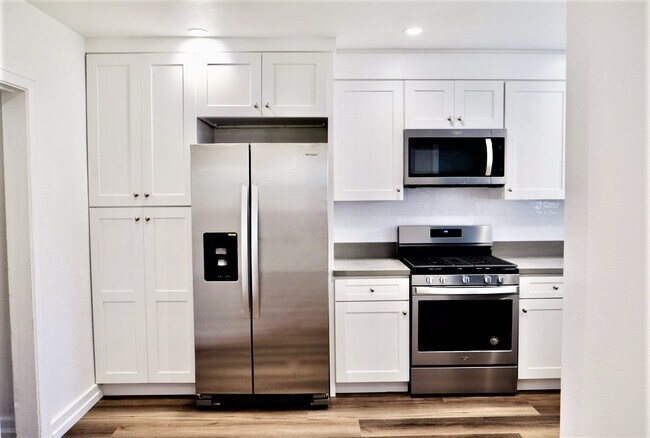 Foto del edificio - 225 W 8th St