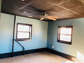 Building Photo - 922 Western Ave