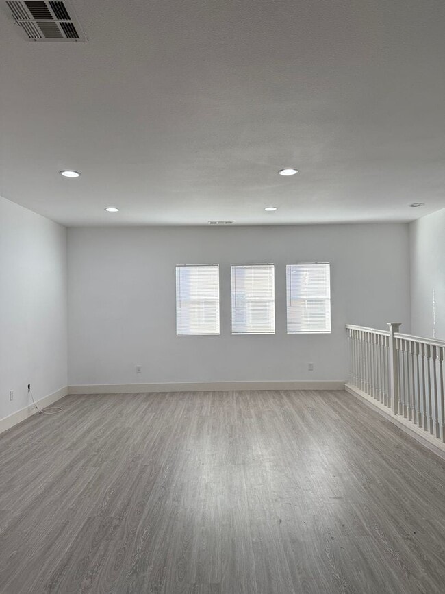 Building Photo - Spacious 4Bed/4Bath