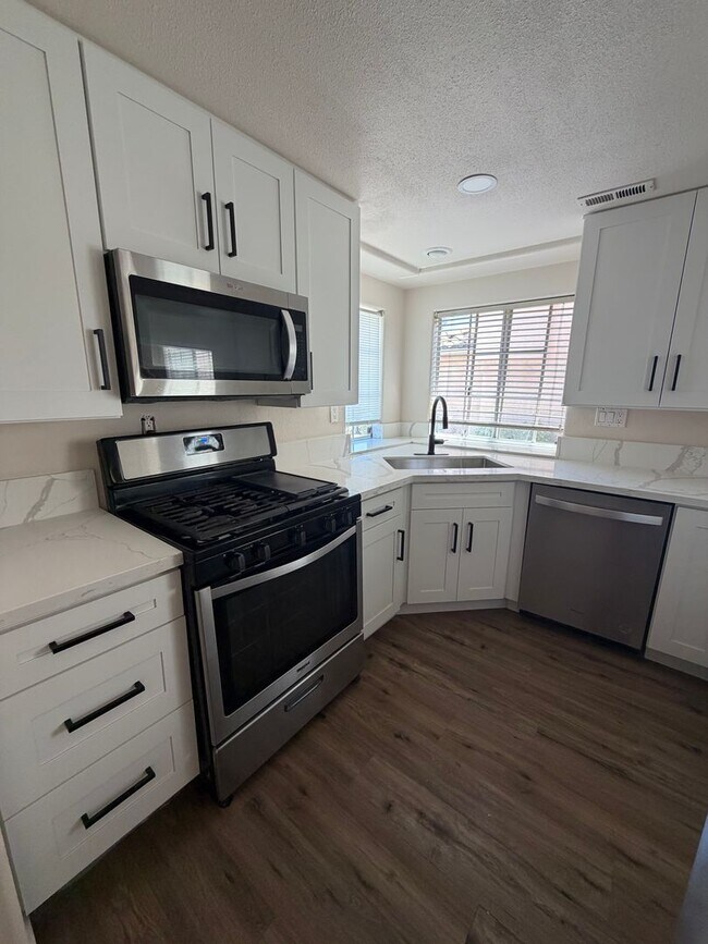 Foto del edificio - BEAUTIFULLY UPDATED RANCHO SAN DIEGO 3 BEDROOM HOME