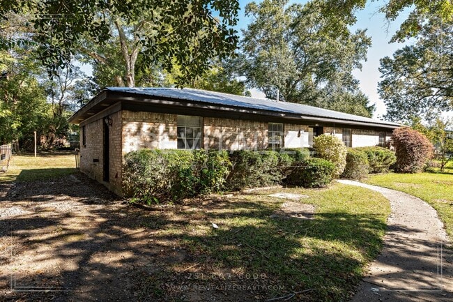 Building Photo - HALF-DEPOSIT SPECIAL! Updated 4 Bed 2 Bath Brick Home in West Mobile