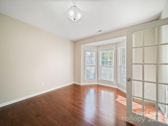 Foto del edificio - 10205 Falling Leaf Dr NW
