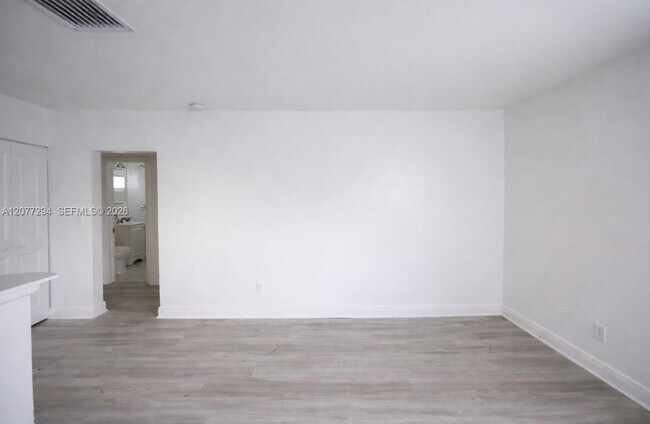 Foto del edificio - 1070 NE 80th St