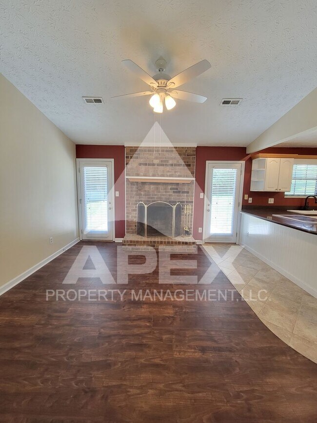 Foto del edificio - Beautiful 3 Bd/2 Ba Single Family Brick ho...