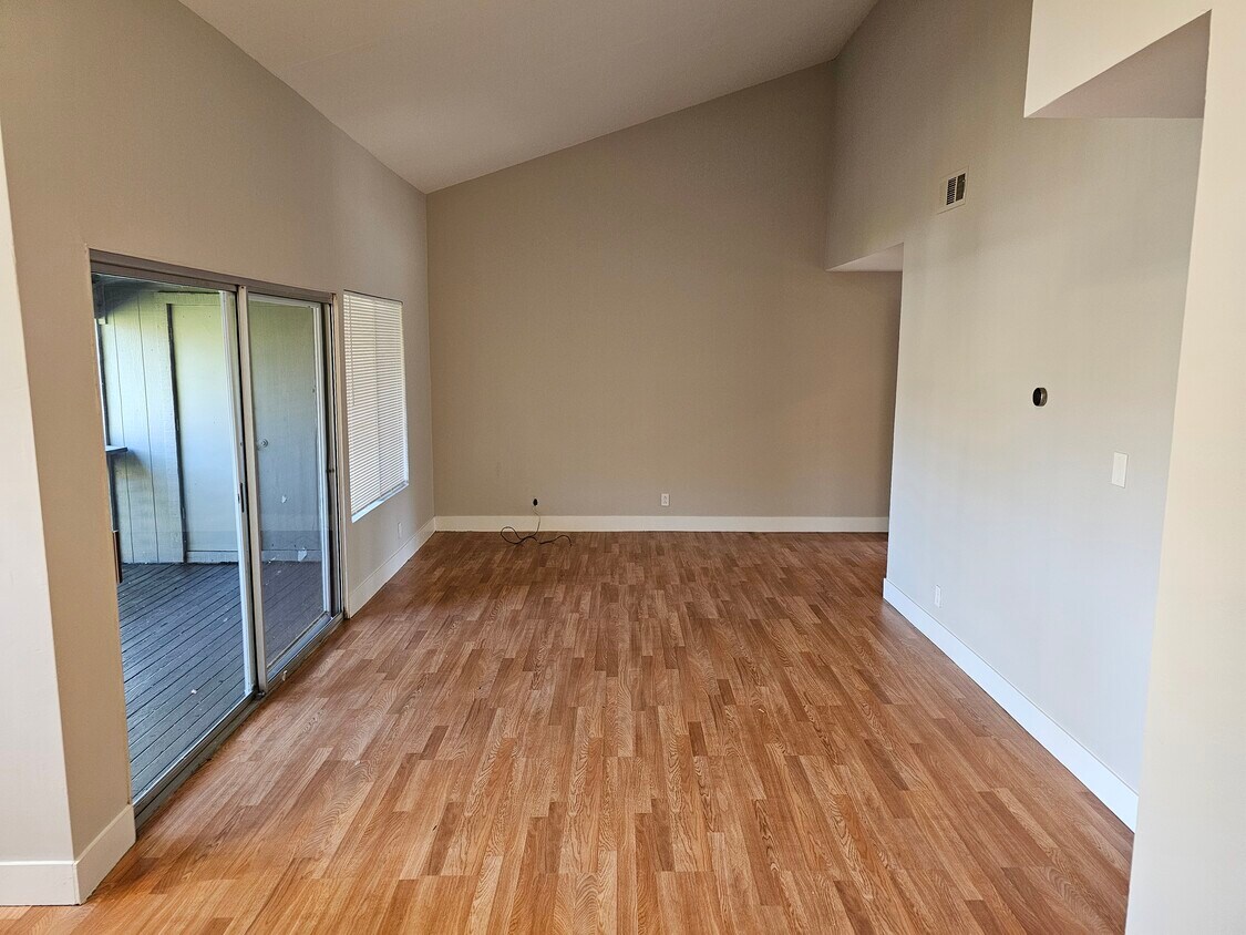 Living Room - 355 Parkview Ter