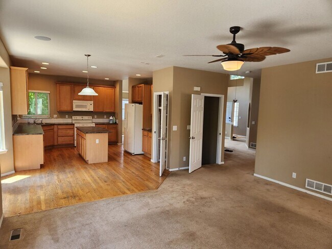 Building Photo - Unique 4-bedroom home located near Golf Co...