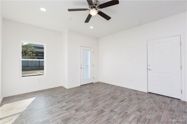 Building Photo - 815 N 15th Pl