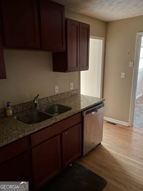 Foto del edificio - 468 Davis Rd