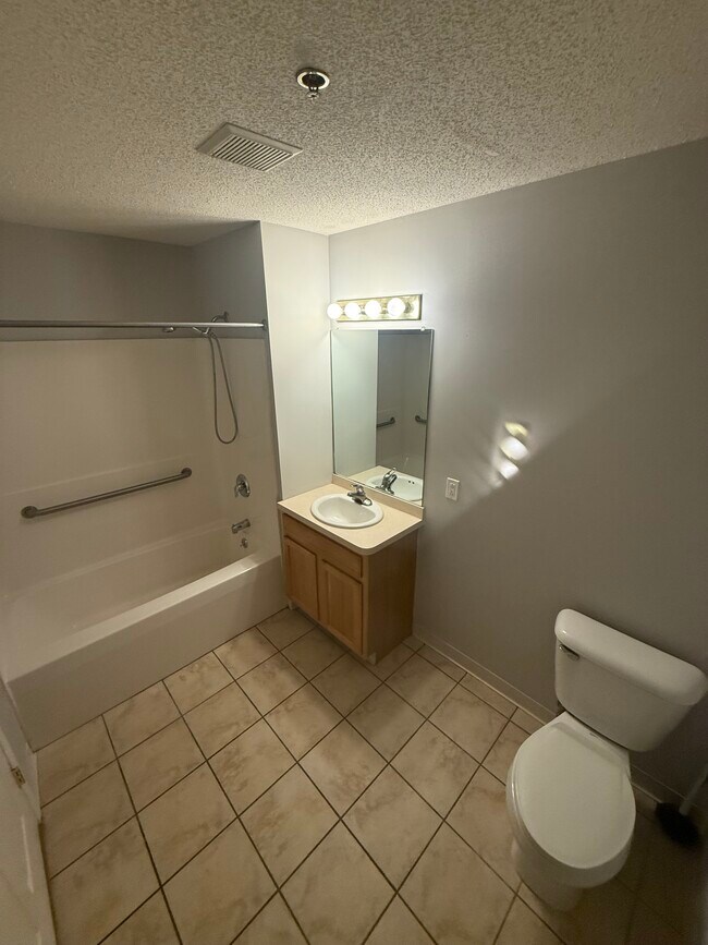 Baño - Creekside Lane Apartments