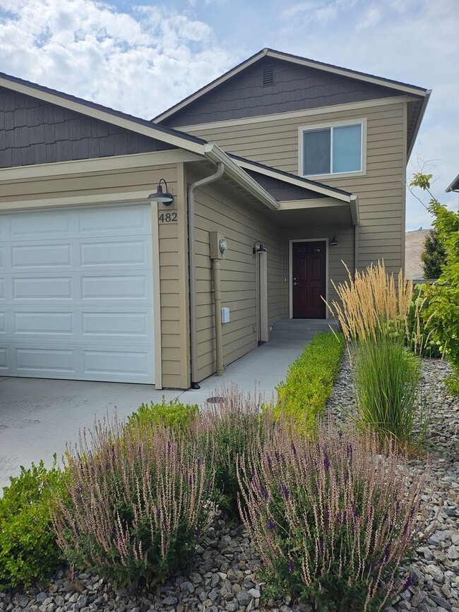 Building Photo - 3 Bedroom, 2.5 Bath House w/ fully fenced yard.