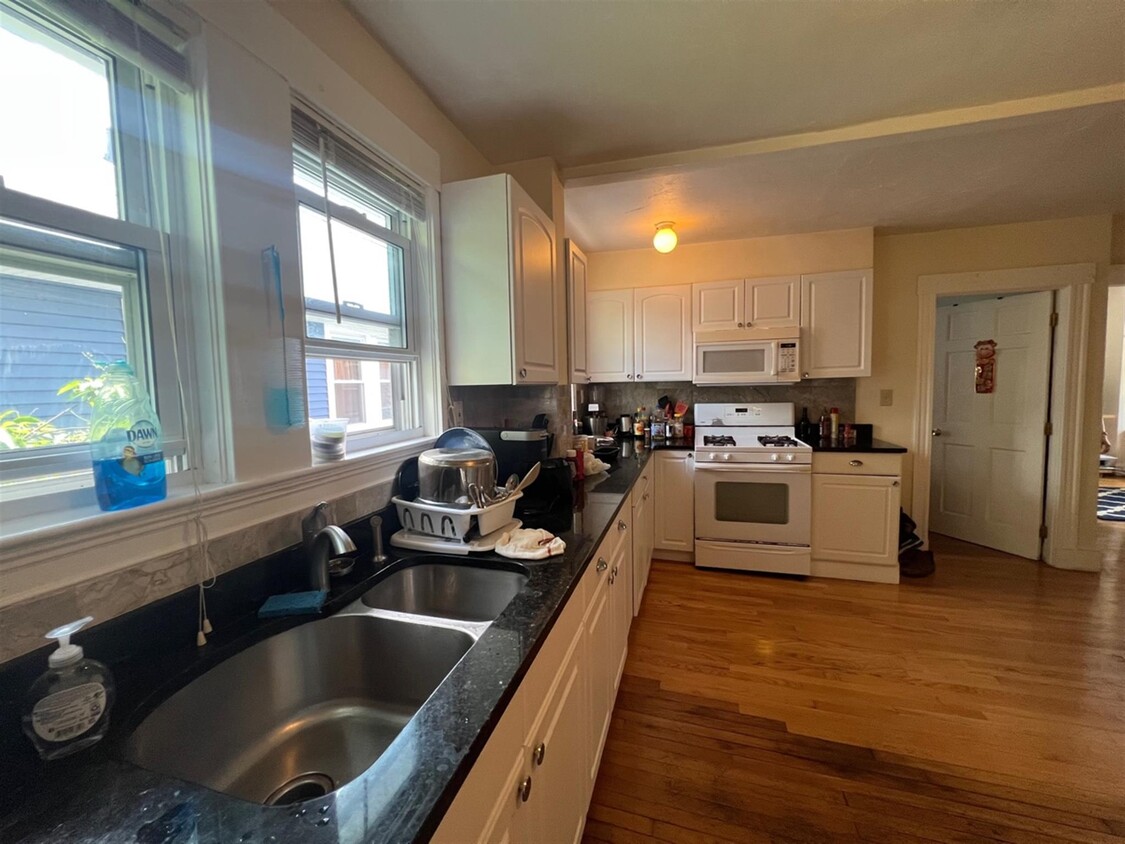 Primary Photo - 129 Albion St