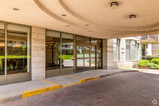 Building Photo - Majestic