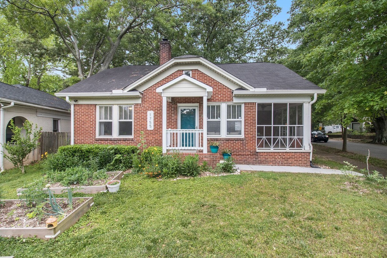 Foto principal - 3 Bedroom 2 Bath Brick Bungalow