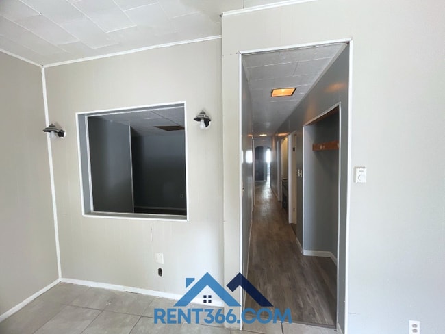 Building Photo - 509 W Centre St