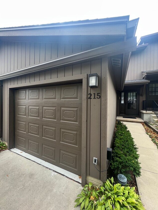 Primary Photo - Two bedroom condo close to Hoover Middle S...