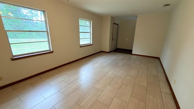 Foto del edificio - 1254 Lake Cir Dr W