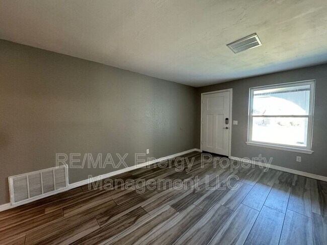 Foto del edificio - 3524 Hillside Dr