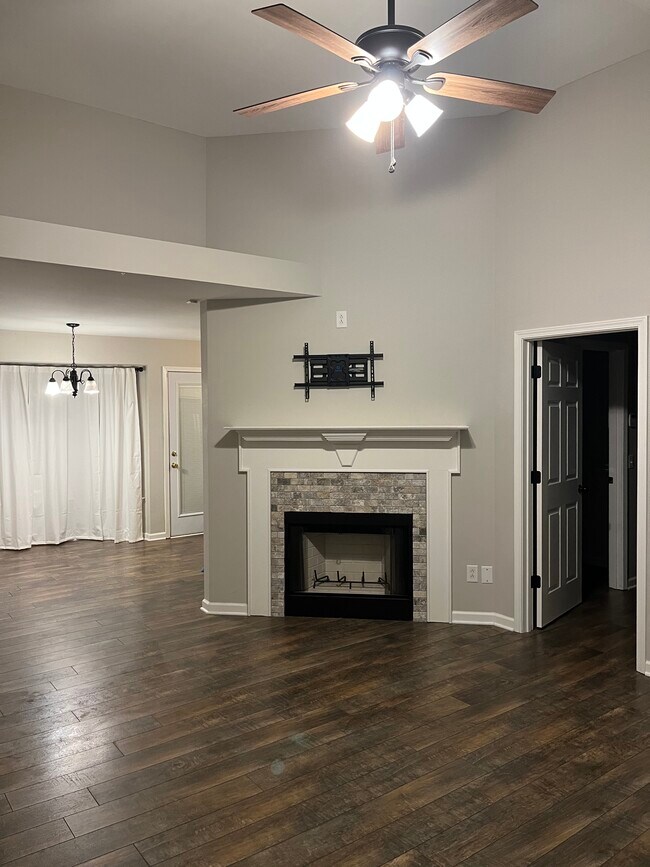 Family room with open dining area - 542 Rogers Ln