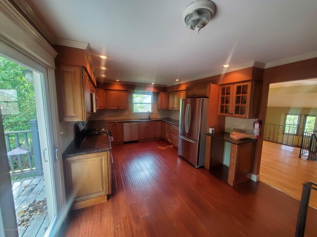 Building Photo - 498 Hemlock Hill Dr